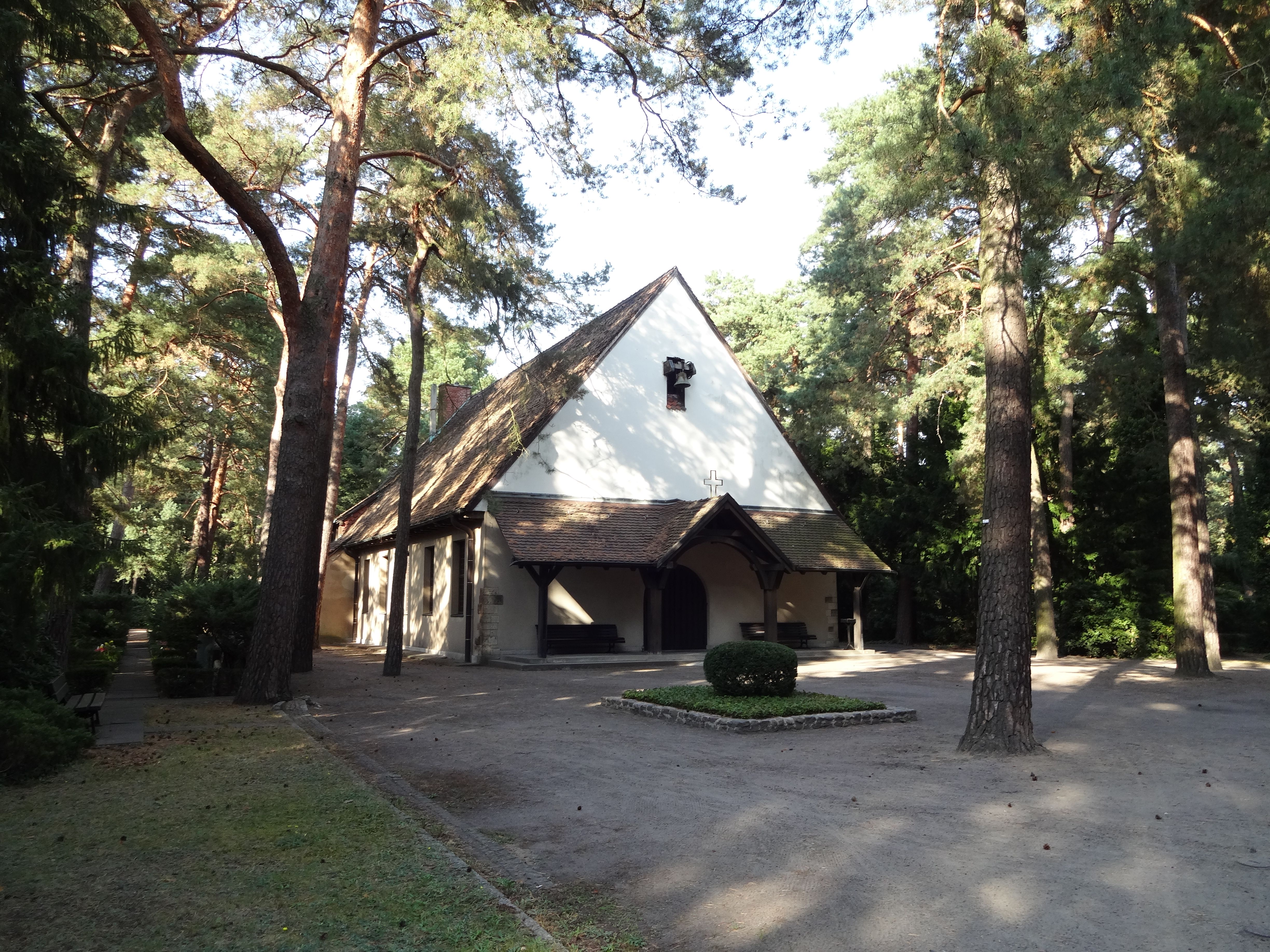 Kapelle des Waldfriedhofs Dahlem hinter Bäumen
