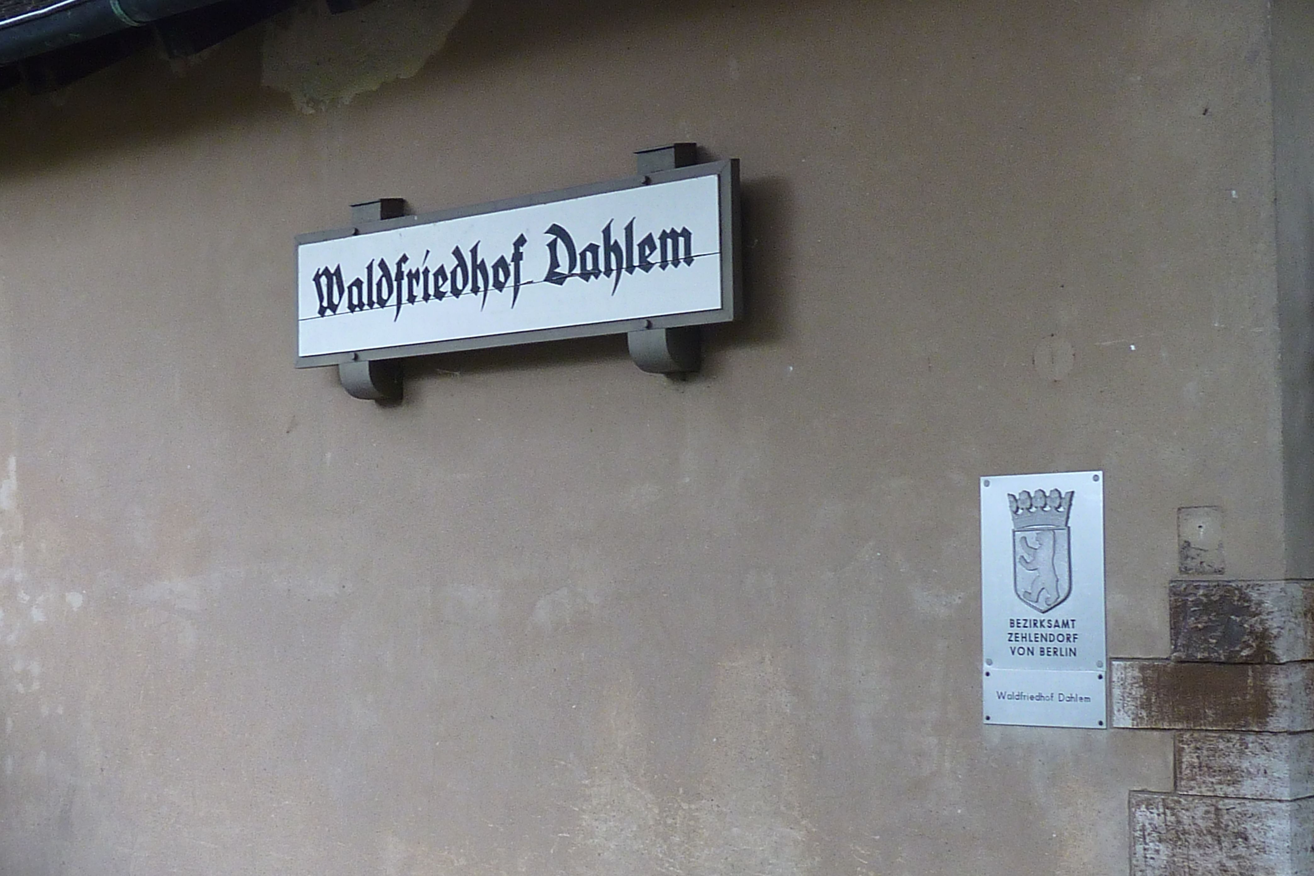Historisches Schild Waldfriedhof Dahlem am Eingangsgebäude