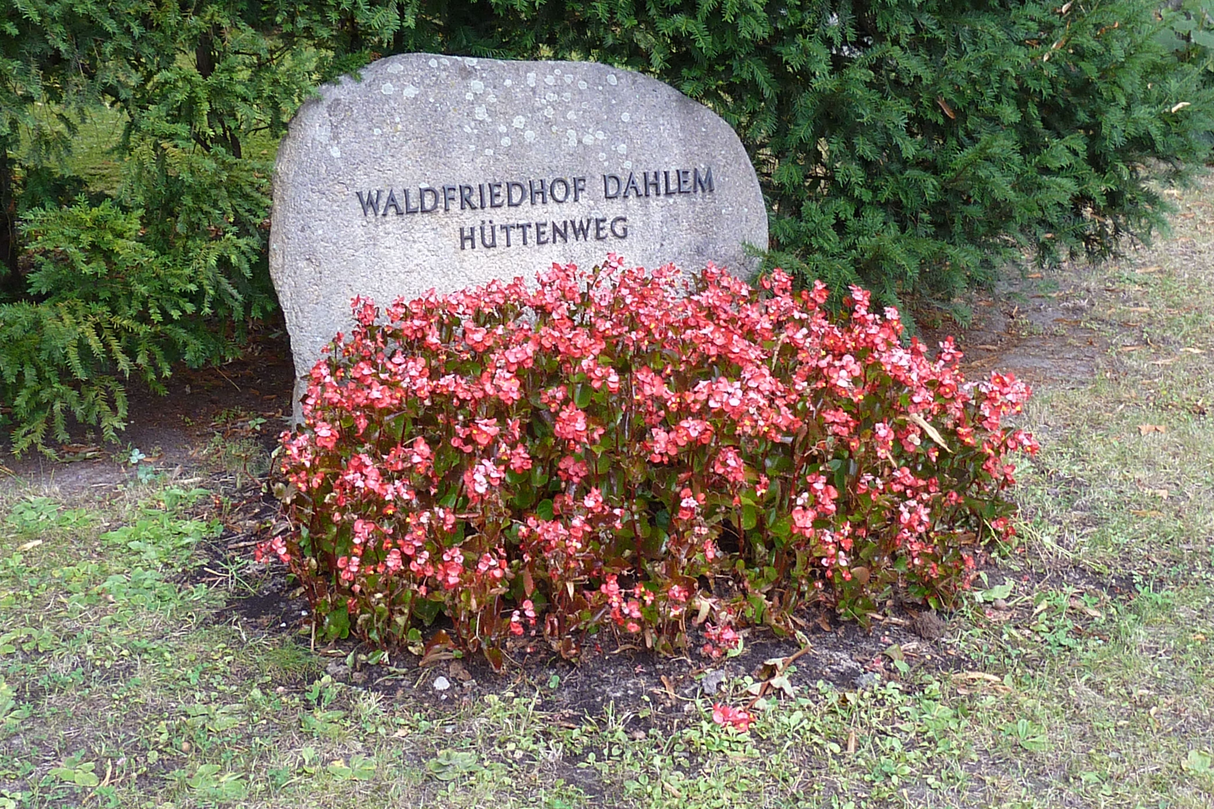 Stein mit der Aufschrift Waldfriedhof Dahlem Hüttenweg am Eingang