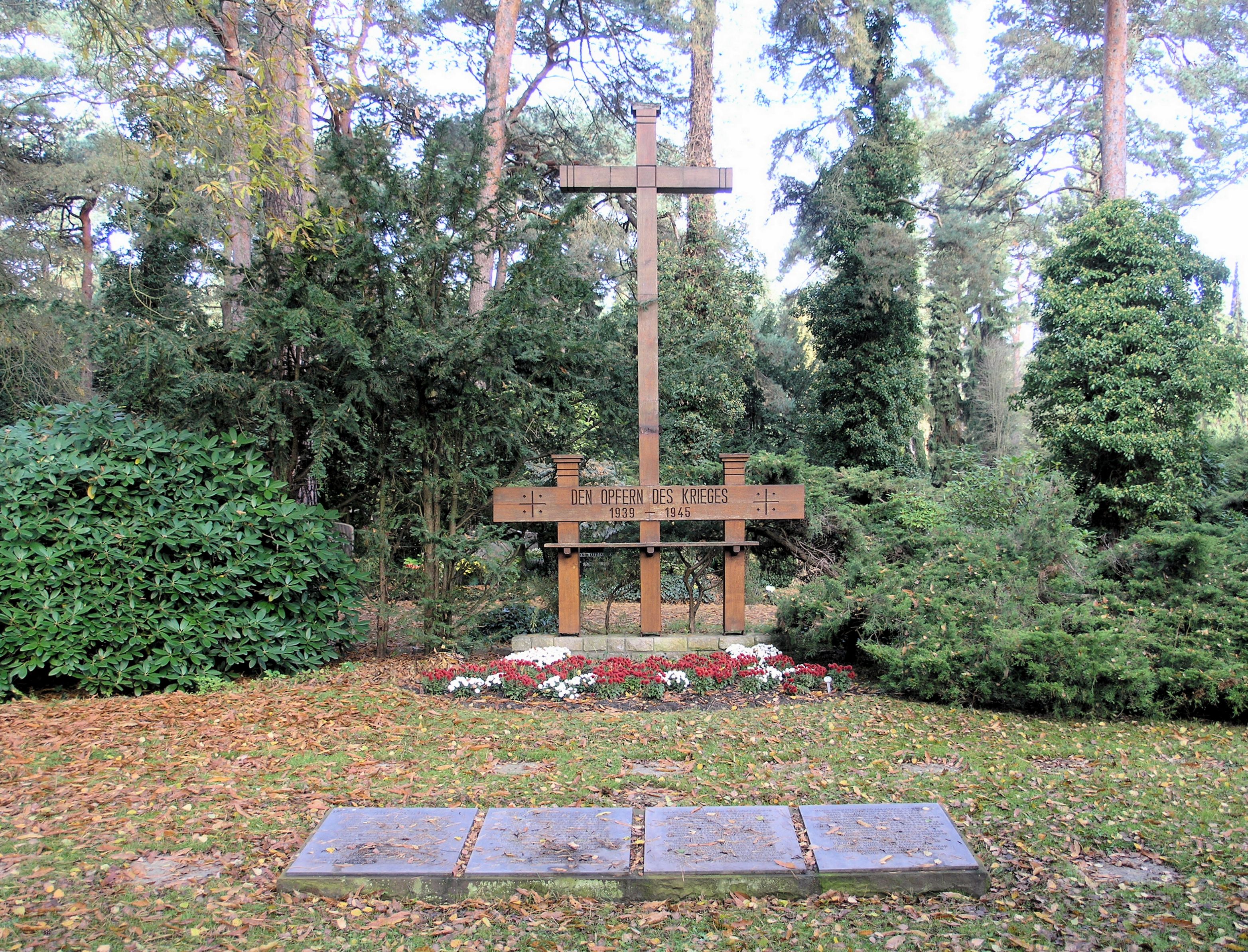 Gedenkstele für Opfer des Nationalsozialismus auf dem Waldfriedhof Dahlem