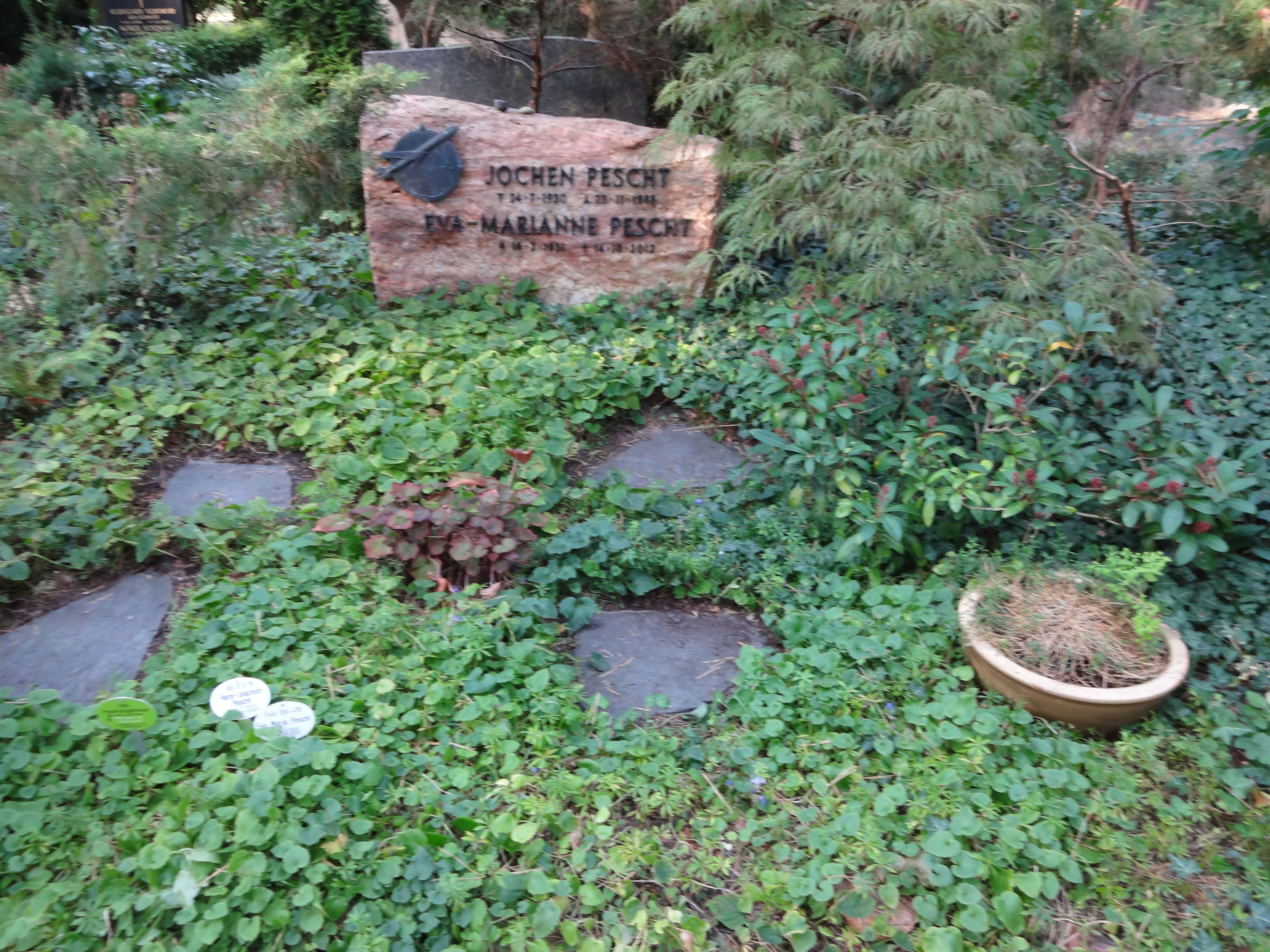 Bepflanzte Grabstätte mit Flugzeugrelief auf dem Waldfriedhof Dahlem